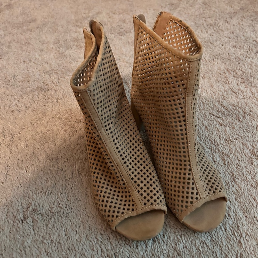 Qupid peep toe sandals size 7.5